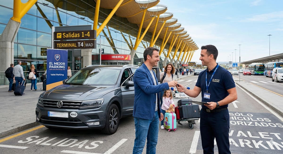 Chófer de Rayos Parking recibiendo coche de una familia en la zona de Salidas de la Terminal T4 del Aeropuerto de Madrid Barajas.